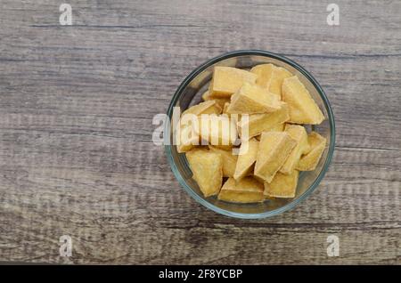 Gebratene Tofu-Schale auf Holzhintergrund Stockfoto