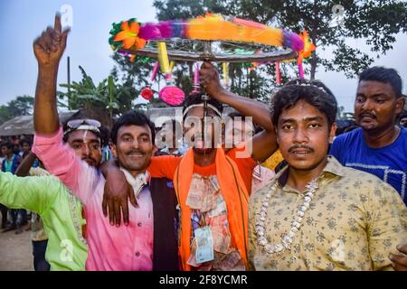 Hooghly, Indien. April 2021. (Die Redaktion bemerkt, dass das Bild Grafiken enthält) EIN Anhänger durchsticht während des Festivals seine Zunge an einem Spießrutenstab. Gajan ist ein hinduistisches Fest, das vor allem in Westbengalen sowie im südlichen Teil von Bangladesch gefeiert wird. Das Festival ist mit Hingabe an lord Shiva verbunden, und es geht über eine Woche im letzten Monat des bengalischen Jahres weiter. Völker feiern Gajan, indem sie viele Rituale durchführen, und diejenigen, die diese Rituale durchführen, werden Sannyasi oder Anhänger genannt. Kredit: SOPA Images Limited/Alamy Live Nachrichten Stockfoto