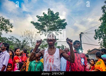 Hooghly, Indien. April 2021. (Die Redaktion bemerkt, dass das Bild Grafiken enthält) EIN Anhänger durchsticht während des Festivals seine Zunge an einem Spießrutenstab. Gajan ist ein hinduistisches Fest, das vor allem in Westbengalen sowie im südlichen Teil von Bangladesch gefeiert wird. Das Festival ist mit Hingabe an lord Shiva verbunden, und es geht über eine Woche im letzten Monat des bengalischen Jahres weiter. Völker feiern Gajan, indem sie viele Rituale durchführen, und diejenigen, die diese Rituale durchführen, werden Sannyasi oder Anhänger genannt. Kredit: SOPA Images Limited/Alamy Live Nachrichten Stockfoto