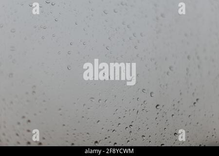 Nahaufnahme eines mit Regentropfen bedeckten Fensters Stockfoto