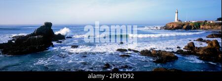 Malerische Aussicht auf die Küste mit dem Pigeon Point Lighthouse, Pescadero, Kalifornien, USA Stockfoto