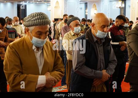 Duhok, Irak. April 2021. Die irakischen Kurden halten sich in sozialer Distanz, da sie Tarawih-Gebete in der Seydou-Moschee in Duhok anbieten.das Tarawih-Gebet ist ein zusätzliches Gebet, das von Muslimen auf der ganzen Welt in der Nacht nach Isha (Nachtgebet) im heiligen Monat Ramadan durchgeführt wird. Kredit: SOPA Images Limited/Alamy Live Nachrichten Stockfoto