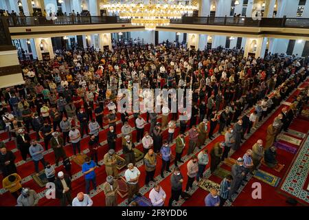 Duhok, Irak. April 2021. Die irakischen Kurden halten sich in sozialer Distanz, da sie Tarawih-Gebete in der Seydou-Moschee in Duhok anbieten.das Tarawih-Gebet ist ein zusätzliches Gebet, das von Muslimen auf der ganzen Welt in der Nacht nach Isha (Nachtgebet) im heiligen Monat Ramadan durchgeführt wird. Kredit: SOPA Images Limited/Alamy Live Nachrichten Stockfoto