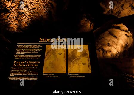 Eisberg Rock, der vor langer Zeit von der Decke gefallen ist, tief unter der Erde im Carlsbad Caverns National Park, New Mexico, USA Stockfoto