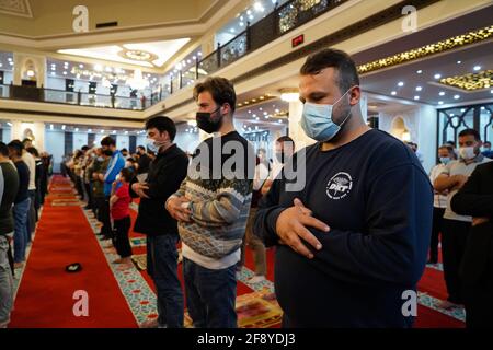 Duhok, Irak. April 2021. Die irakischen Kurden halten sich in sozialer Distanz, da sie Tarawih-Gebete in der Seydou-Moschee in Duhok anbieten.das Tarawih-Gebet ist ein zusätzliches Gebet, das von Muslimen auf der ganzen Welt in der Nacht nach Isha (Nachtgebet) im heiligen Monat Ramadan durchgeführt wird. Kredit: SOPA Images Limited/Alamy Live Nachrichten Stockfoto