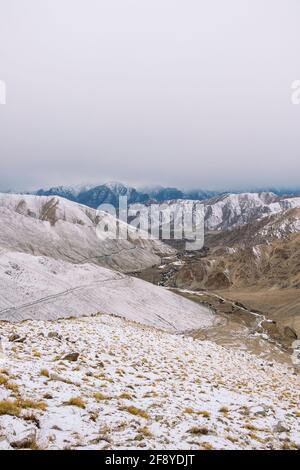 Indus-Tal, gefrorene Straße, Chang La, Ladakh, Jammu und Kaschmir, Indien Stockfoto