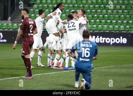 Renato Sanches, Sven Botman aus Lille und Teamkollegen feiern ein Tor für Lille, während Dylan Bronn vom FC Metz, Torwart des FC Metz Alexandre Oukidja beim Fußballspiel der französischen Ligue 1 zwischen dem FC Metz und dem Lille OSC (LOSC) am 9. April niedergeschlagen werden. 2021 im Stade Saint-Symphorien in Metz, Frankreich - Foto Jean Catuffe / DPPI Stockfoto