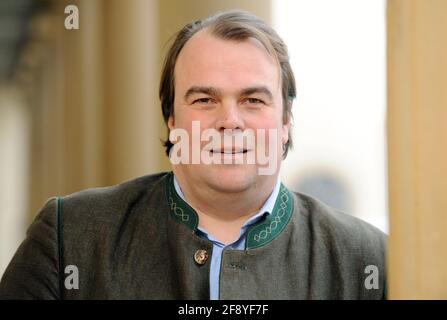 Langenburg, Deutschland. Dezember 2010. Philipp Gottfried Alexander Prinz von Hohenlohe-Langenburg blickt in die Kamera auf Schloss Langenburg. (An 'mehrere deutsche Verwandte wurden zur Beerdigung von Prinz Philip eingeladen') Quelle: Picture Alliance/dpa/Alamy Live News Stockfoto