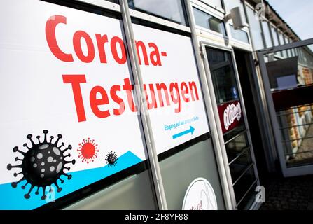 Aurich, Deutschland. April 2021. Eines der Schaufenster des Marktes ist mit den Worten „Corona Testing“ verputzt. Quelle: Hauke-Christian Dittrich/dpa/Alamy Live News Stockfoto