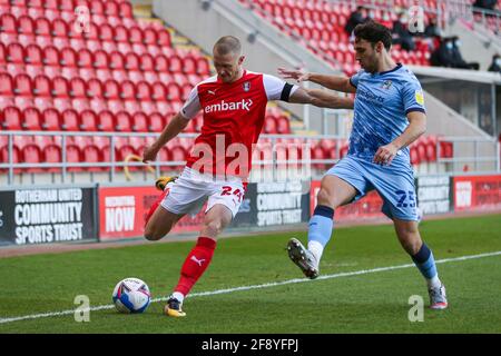 Rotherham, Großbritannien. April 2021. Michael Smith #24 von Rotherham United und Matthew James #25 von Coventry City kämpfen während des Spiels in Rotherham, Großbritannien, am 4/15/2021 um den Ball. (Foto von Isaac Parkin/News Images/Sipa USA) Quelle: SIPA USA/Alamy Live News Stockfoto