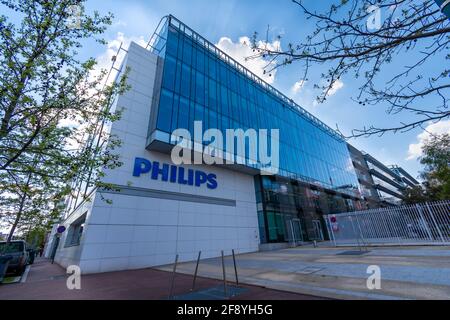 Außenansicht des französischen Hauptsitzes von Philips, einem internationalen niederländischen Konzern, der sich auf Haushaltsgeräte, medizinische Geräte und Beleuchtung spezialisiert hat Stockfoto