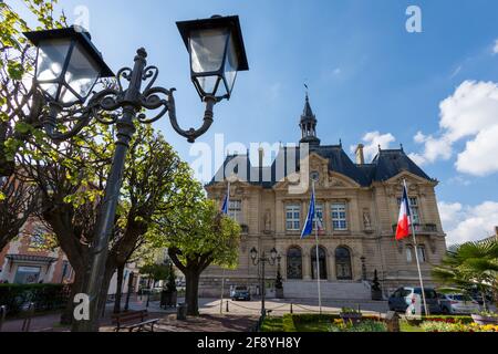 Außenansicht des Rathauses von Suresnes, einer Stadt im Département Hauts-de-seine, westlich von Paris, Frankreich Stockfoto