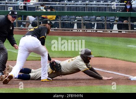Pittsburgh, Usa. April 2021. Pittsburgh Pirates Dritter Baseman Colin Moran (19) markiert San Diego Padres ersten Baseman Eric Hosmer (30), als er versucht, die zweite Basis im zweiten Inning im PNC Park am Donnerstag, den 15. April 2021 in Pittsburgh zu stehlen. Alle Spieler tragen die Nummer (42) zu Ehren des Jackie Robinson Day. Foto von Archie Corper/UPI Credit: UPI/Alamy Live News Stockfoto