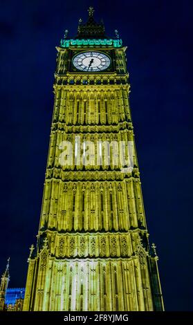 Blick auf den Big Ben Uhrenturm bei Nacht, London, England, Großbritannien Stockfoto