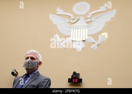 Washington, USA. April 2021. Dr. Anthony Fauci, der landesweit führende Experte für Infektionskrankheiten, wartet auf den Beginn eines House Select Unterkomitees zur Anhörung der Coronavirus-Krise auf dem Capitol Hill in Washington am Donnerstag, den 15. April 2021. (Foto von Susan Walsh/Pool/Sipa USA) Quelle: SIPA USA/Alamy Live News Stockfoto