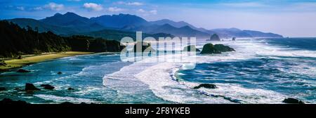 Luftaufnahme von Küsten- und Meeresstacks, Cannon Beach, Oregon, USA Stockfoto