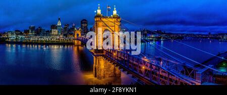 Luftaufnahme der John Roebling Bridge bei Nacht, Cincinnati, Ohio, USA Stockfoto