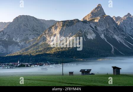 Morgennebel Auf Den Wettersteingebirge In Tirol Stockfoto
