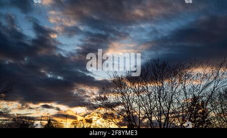 Blick auf den Himmel mit vielen Farben auf einem Sonnenuntergang Stockfoto