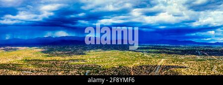 Wolken drohen über den Jemez Mountains, Santa Fe, New Mexico, USA Stockfoto