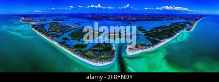 Luftaufnahme der malerischen Landschaft mit Lovers Key und Big Carlos Pass, Bonita Springs, Florida, USA Stockfoto