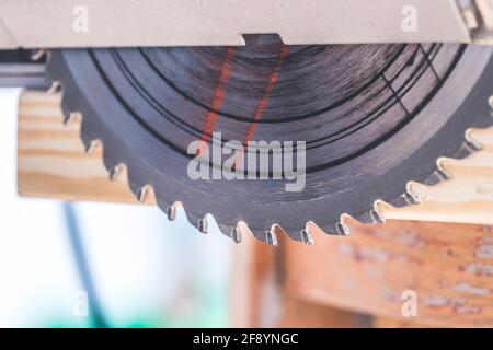 Nahaufnahme des kreisförmigen Metallsägeblatts auf der Baustelle Stockfoto