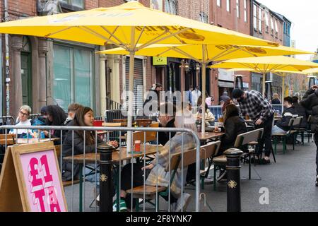 Restaurants nach Lockerung der Sperrungsbeschränkungen in England, Northern Quarter, Manchester, Großbritannien Stockfoto