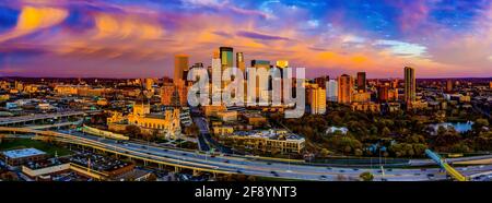 Skyline bei Sonnenuntergang, Minneapolis, Minnesota, USA Stockfoto