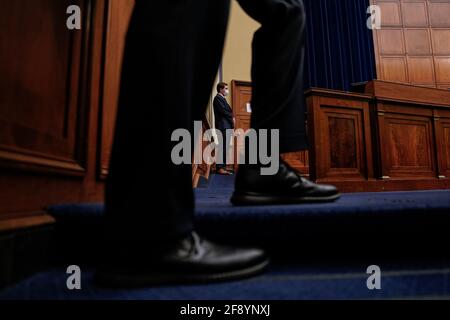 Washington, Vereinigte Staaten Von Amerika. April 2021. Die Polizeibeamten des US-Kapitols stehen während des Unterkomitees des Repräsentantenhauses zur Anhörung der Coronavirus-Krise auf dem Capitol Hill in Washington am Donnerstag, dem 15. April 2021, Wache.Quelle: AMR Alfiky/Pool via CNP Quelle: dpa/Alamy Live News Stockfoto