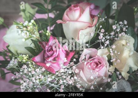Blumenstrauß mit rosa und weißen Rosen auf Holzgrund Stockfoto