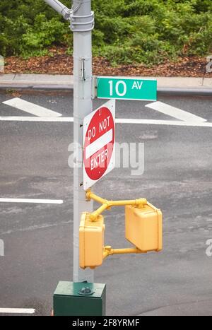 Geben Sie in New York City, Selective FOCUS, USA, kein Verkehrsschild auf der 10 Avenue ein. Stockfoto