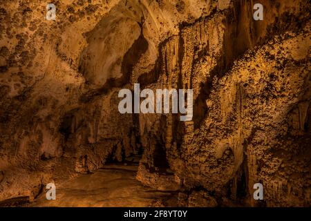 Höhlenformationen entlang des Big Room Trail tief unterirdisch im Carlsbad Caverns National Park, New Mexico, USA Stockfoto