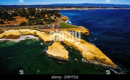 Luftaufnahme der Küste mit San Jose Leuchtturm und Surf Museum, San Jose, Kalifornien, USA Stockfoto