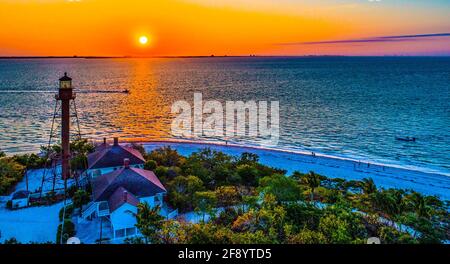 Leuchtturm an der Küste bei Sonnenaufgang, Sanibel Island, Florida, USA Stockfoto