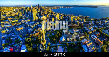 Luftaufnahme der Stadt bei Sonnenaufgang, Seattle, Washington State, USA Stockfoto