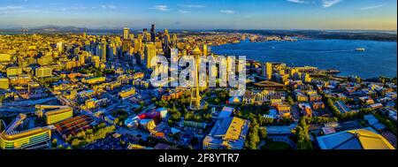 Luftaufnahme der Stadt bei Sonnenaufgang, Seattle, Washington State, USA Stockfoto