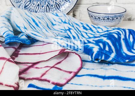 Handgemachte Geschirrtücher in blauen und weinroten Farben mit shibori- oder Batik-Technik Stockfoto