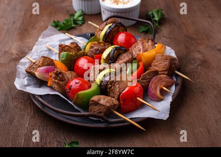 Gegrillte Kebabs mit Fleisch, Pilzen und Gemüse Stockfoto