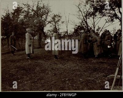 Erzherzog Karl besuchte am 16.1.1916 die Isonzofront bei Sempas (Schönpass) und Dornberk (Dornberg), um hinter dem Thronfolger, dem Kommandanten der 5. Armee, Svetozar von Boroevic, zu dekorieren Stockfoto