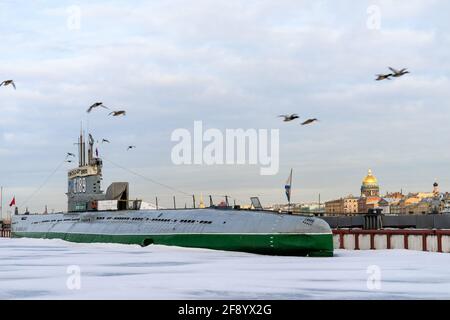 Ein Museumsschiff, das sowjetische U-Boot S-189, komplett renoviert und neu lackiert, steht auf dem Eis des Flusses Neva, St. Petersburg, Russland Stockfoto