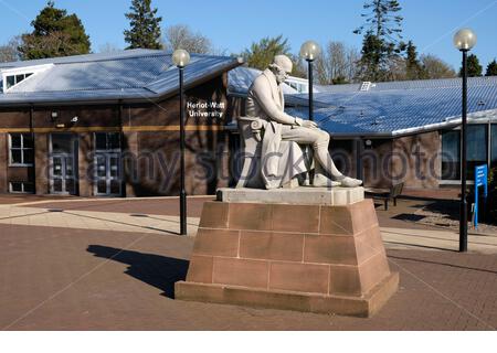 James Watt schottischer Erfinder, Skulptur vor dem Haupteingang des Heriot-Watt University Campus, Edinburgh Campus, Riccarton, Edinburgh, Schottland Stockfoto