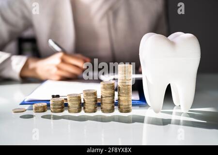 Dental Implant Bill Und Finanzierung. Zahnarzt In Klinik Stockfoto