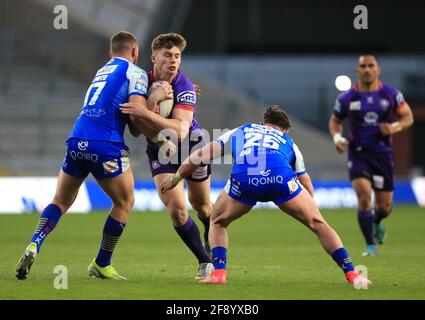 Ethan Havard von Wigan Warriors (Mitte) wurde von Cameron Smith von Leeds Rhinos (links) und James Donaldson (rechts) während des Betfred Super League-Spiels im Emerald Headingley Stadium, Leeds, angegangen. Bilddatum: Donnerstag, 15. April 2021. Stockfoto