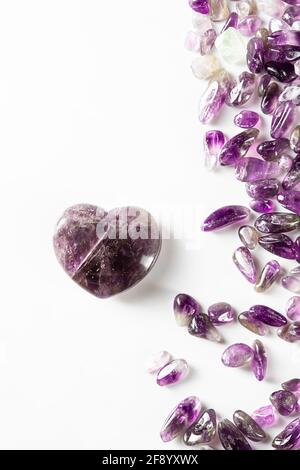 Kristallmineralien zur Meditation auf weißem Hintergrund. Magic Rock für die Heilung von Steinen. Speicherplatz kopieren Stockfoto