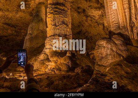 Fotografieren von Tunen in der Hall of Giants tief unter der Erde im Carlsbad Caverns National Park, New Mexico, USA Stockfoto