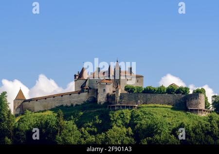 Außenansicht des Dorfes Gruyeres, berühmte Käserei Stadt der schweiz, mit seiner mittelalterlichen Burg auf der Spitze der Hügel Stockfoto