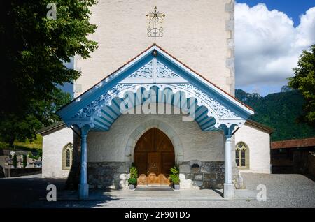 Blaue hölzerne Vorhalle und Eingang der Kirche des Heiligen Theodule in Gruyeres, berühmtes Käserdorf in den Alpen der Schweiz Stockfoto