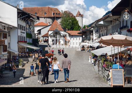 Gruyeres, Schweiz - 11. Juli 2020: Sommeransicht des schweizer Dorfes Gruyeres, am 11. juli 2020, mit der Hauptstraße und vielen Touristen zu Fuß Stockfoto