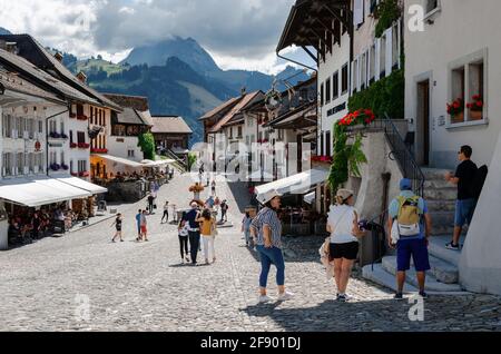 Gruyeres, Schweiz - 11. Juli 2020: Sommeransicht des schweizer Dorfes Gruyeres, am 11. juli 2020, mit der Hauptstraße und vielen Touristen zu Fuß Stockfoto