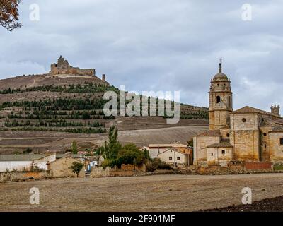 Die Kirche von Nuestra Señora del Manzano und die trockene Landschaft von castrojeriz, Spanien, 21. Oktober 2009 Stockfoto